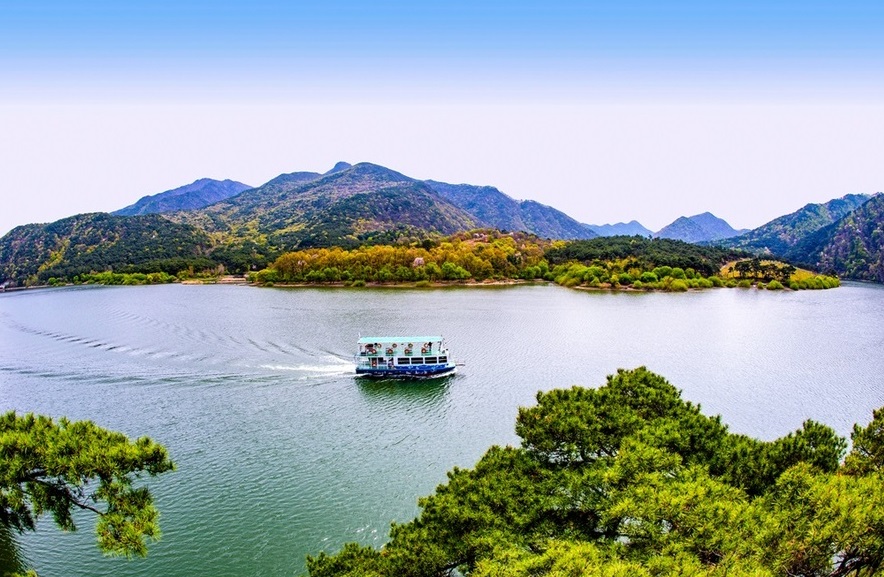 ▲ 괴산 칠성댐에서 운항하는 유도선.ⓒ괴산군