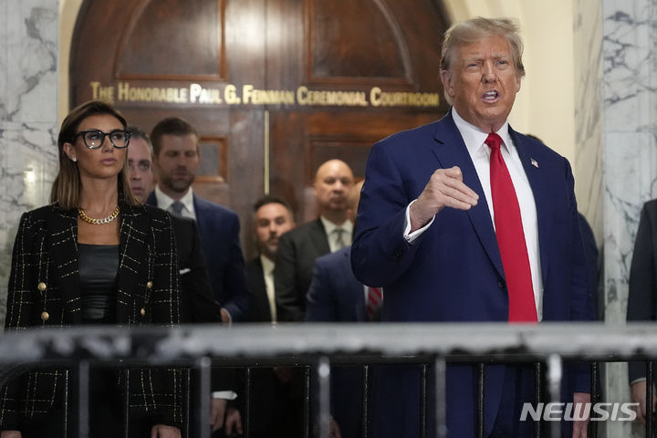 ▲ 도널드 트럼프 전 미국 대통령이 지난달 11일(현지시간) 뉴욕시 맨해튼 지방법원에서 열린 금융사기 의혹 재판 최종변론이 종료된 후 취재진 앞에서 발언하고 있다. ⓒAP/뉴시스