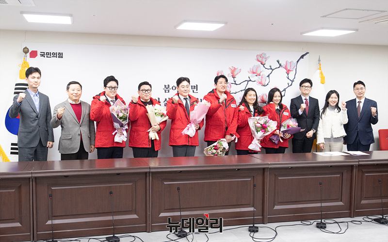 ▲ 한동훈 국민의힘 비상대책위원장과 참석자들이 지난 2월 7일 오후 서울 여의도 국민의힘 중앙당사에서 열린 '국민인재 영입 환영식'에서 기념촬영을 하고 있다.ⓒ서성진 기자