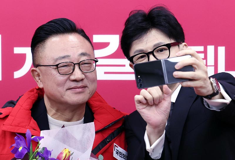 ▲ 한동훈 국민의힘 비대위원장과 고동진 전 삼성전자 사장이 지난 1월 22일 서울 여의도 국회에서 열린 인재영입식에서 갤럭시폰으로 셀카를 찍고 있다.ⓒ뉴시스