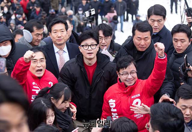 ▲ 한동훈 국민의힘 비상대책위원장이 22일 서울 구로구 오류역 문화공원 일대에서 '청년 모두 행복 2호' 현장 공약발표에 앞서 호준석 구로갑 후보와 태영호 구로을 후보와 함께 시민에게 인사하고 있다. ⓒ서성진 기자