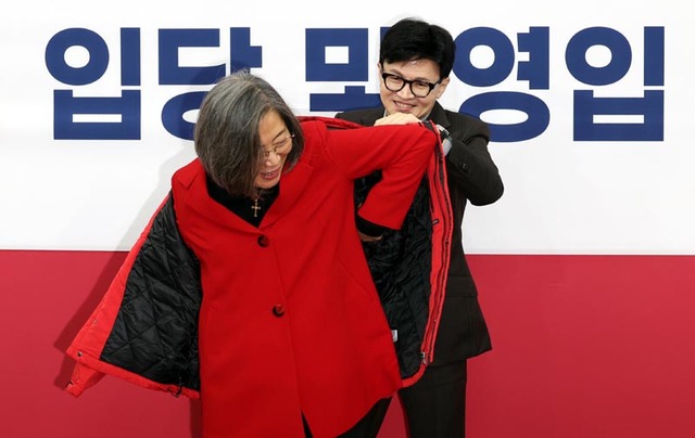 ▲ 한동훈 국민의힘 비상대책위원장이 지난 1월 8일 서울 여의도 국회에서 열린 인재영입위원회 입당 및 영입환영식에서 이수정 경기대 범죄심리학과 교수에게 당 점퍼를 입혀주고 있다. ⓒ뉴시스