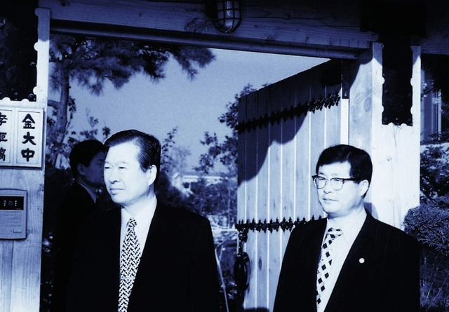 ▲ 김대중 전 대통령(왼쪽)과 설훈 의원. ⓒ설훈 의원실