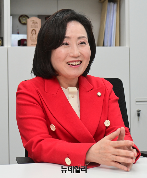 ▲ 4·10 총선에서 서울 강동갑 지역구에 출마한 전주혜 국민의힘 의원이 2월 29일 국회 의원회관 사무실에서 뉴데일리와 인터뷰하고 있다.ⓒ이종현 기자