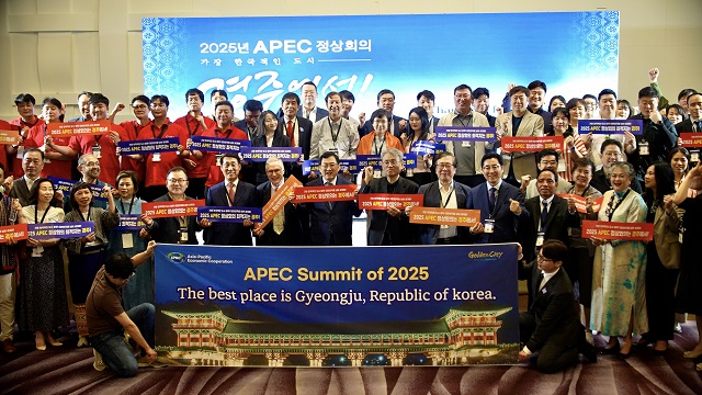 ▲ 주낙영 시장을 포함한 아시아 축제도시 컨퍼런스 참석자들이 29일 행사 종료 후 2025 APEC 정상회의 경주유치 퍼포먼스를 펼치고 있다.ⓒ경주시