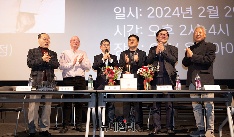 ▲ 원성웅 목사(왼쪽부터), 마이클 브린 인사이트 커뮤니케이션즈 회장, 김덕영 감독, 이호 목사, 이한우 경제사회연구원 센터장, 류석춘 전 연세대학교 교수가 29일 오후 서울 CGV 용산아이파크몰에서 열린 영화 '건국전쟁2 : 인간 이승만' 제작발표회에서 100만 돌파를 축하하고 있다. ⓒ서성진 기자