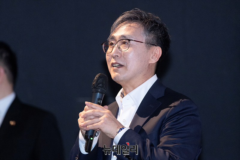 ▲ 김덕영 감독이 29일 오후 서울 CGV 용산아이파크몰에서 열린 영화 '건국전쟁2 : 인간 이승만' 제작발표회에서 참석자들을 소개하고 있다. ⓒ서성진 기자