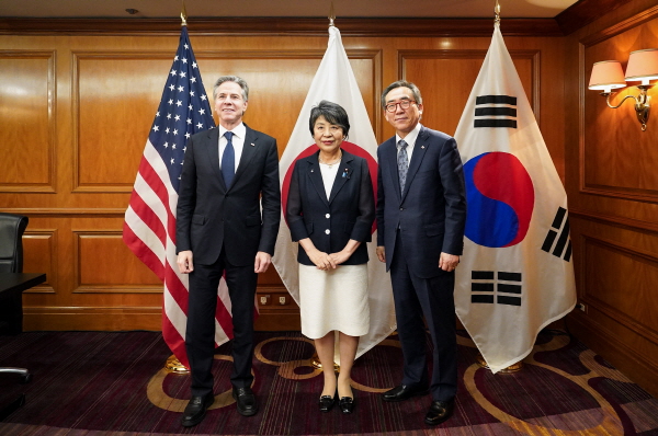 ▲ 조태열 외교부 장관이 22일(현지시간) 주요 20개국(G20) 외교장관 회의 개최지인 브라질 리우데자네이루에서 토니 블링컨 미국 국무장관, 가미카와 요코 일본 외무상을 만나 기념 촬영하고 있다. ⓒ외교부 제공