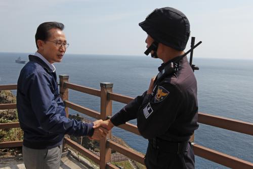 ▲ 2012년 8월 10일 이명박 당시 대통령이 대한민국 대통령으로선 처음으로 독도를 방문해 전망대에서 해안을 둘러보고 있다. ⓒe영상역사관