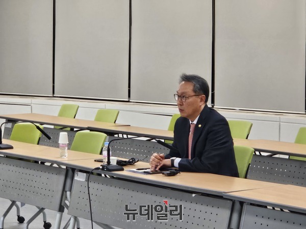 ▲ 박민수 보건복지부  제2차관이 전공의와 간담회를 마친 뒤 기자들과 이야기하고 있다.ⓒ최영찬 기자