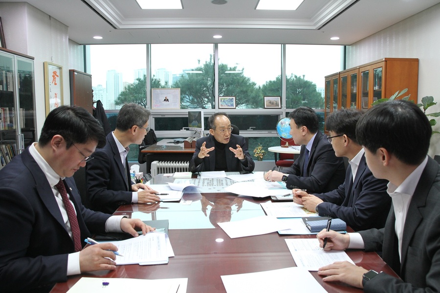 ▲ 추경호 국회의원은 29일 국회의원회관에서 기획재정부와 국토교통부로부터 개발제한구역(그린벨트) 규제 혁신안 관련 상세 설명을 들은 후 대구와 달성군의 불합리한 토지이용 규제를 획기적으로 개선·건의하는 간담회를 가졌다.ⓒ추경호 의원실