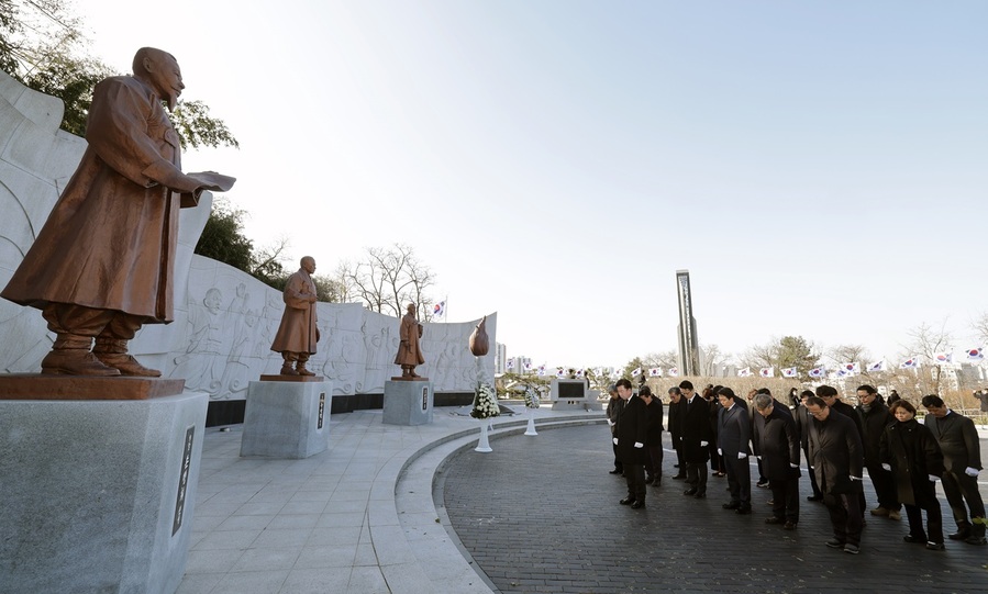 ▲ 이범석 청주시장과 간부들이 1일 삼일공원 항일독립운동기념탑에서 참배하고 있다.ⓒ청주시