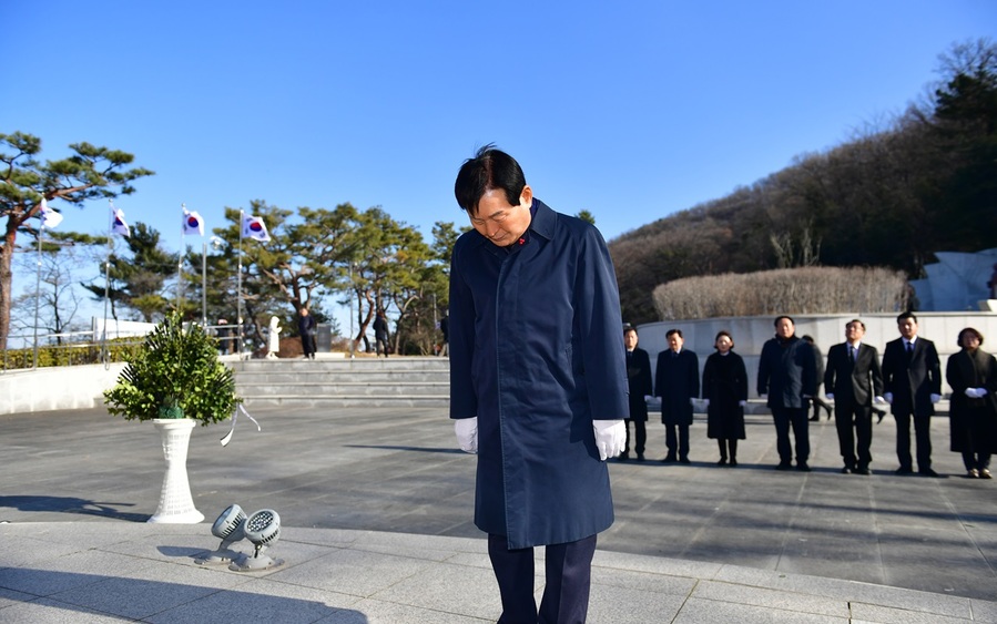 ▲ 김벼국 청주시의장이 1일 삼일절을 맞아 청주 삼일공원 독립유공자 기념탑에서 참배를 하고 있다.ⓒ청주시의회