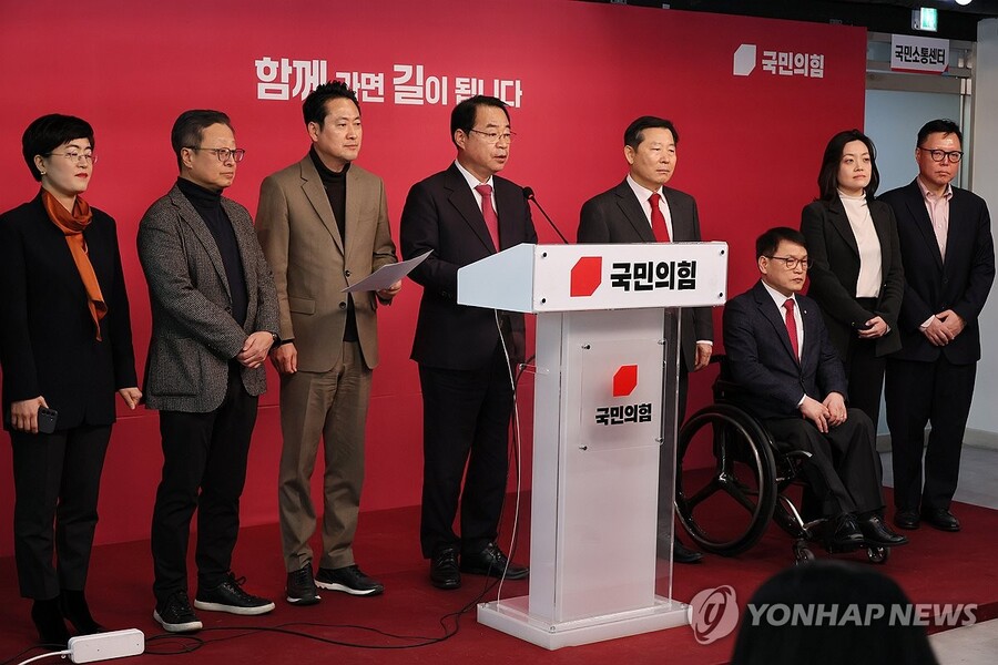 ▲ 국민의힘 정영환 공천관리위원장이 1일 서울 여의도 중앙당사에서 제3차 경선 지역 결과를 발표하고 있다. ⓒ연합뉴스 제공