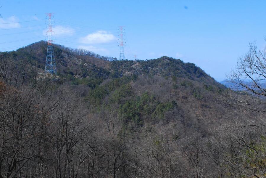▲ 소문산성을 오르면서 바라본 꾀꼬리봉(左)·장군봉(右).ⓒ진경수 山 애호가