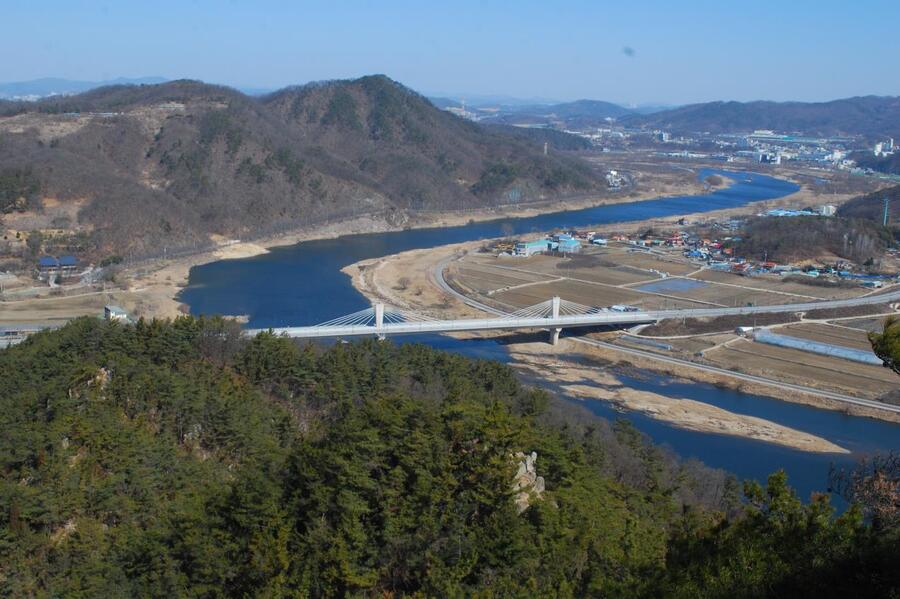 ▲ 장군봉을 오르는 계단에서 바라본 지나온 조망점, 금강 및 부용교, 그리고 부용봉.ⓒ진경수 山 애호가