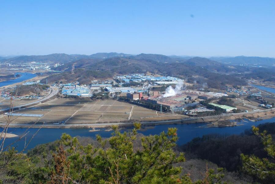 ▲ 금강 물굽이에 들어선 평야 지대와 산업단지.ⓒ진경수 山 애호가
