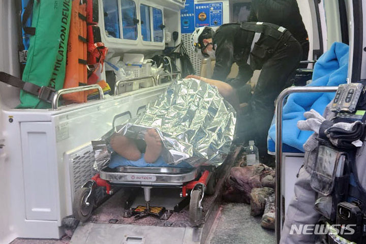 ▲ 장일 전 국민의힘 서울 노원을 당협위원장이 2일 오후 서울 여의도 국민의힘 중앙당사에서 앞에서 공천에 반발해 분신을 시도했다가 병원으로 이송됐다. 사진은 구급차로 옮겨진 장 전 위원장. ⓒ뉴시스