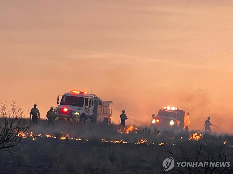 ▲ 텍사스 산불 진압하는 소방관들. ⓒ연합뉴스