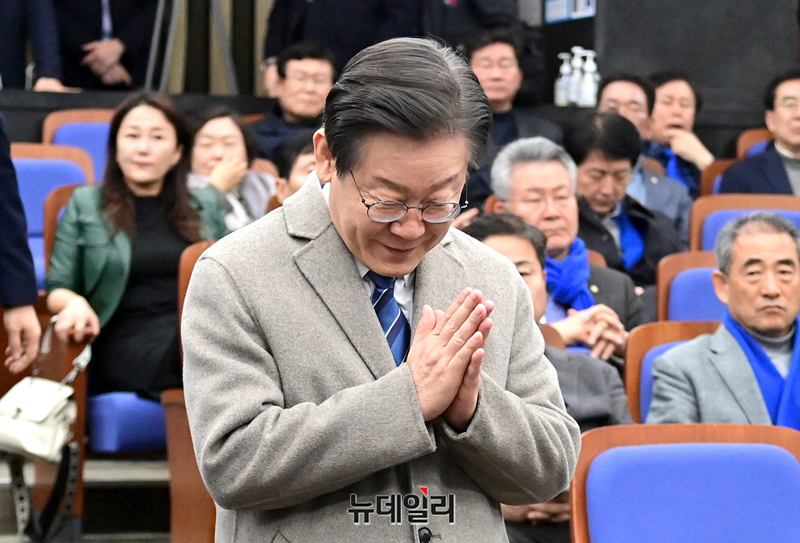▲ 이재명 더불어민주당 대표가 지난달 23일 국회에서 열린 의원총회에 참석하기 위해 입장하고 있다. ⓒ이종현 기자