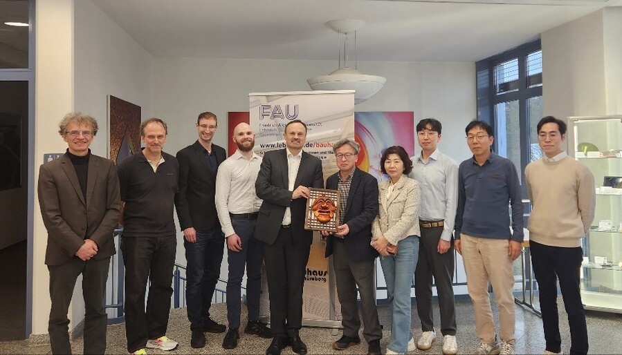 ▲ 경상북도는 지난 1일 독일 에를랑겐에서 프라운호퍼연구소와 경북 반도체 육성 방안과 상호 협력 확대를 위한 간담회를 가졌다.ⓒ경북도