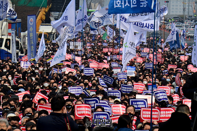 ▲ 15일 오후 대한의사협회 비상대책위원회는 여의대로 인근에서 
전국의사 총궐기대회를 열었다. ⓒ이종현 기자