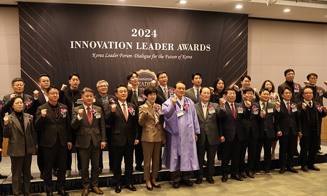 ▲ 지난달 27일 FKI 타워 컨퍼런스센터에서 대한노인회 중앙회 주관으로 열린 2024년 혁신리더대상 시상식에서 주낙영 시장이 행정발전 및 지역사회공헌 부문에서 혁신리더 행정대상을 수상했다.ⓒ경주시