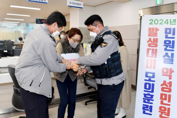 ▲ 중구가 지난달 28일 안전한 민원실 근무 환경을 조성하기 위해 경찰 합동 악성민원 대응 모의훈련을 실시했다.
ⓒ중구
