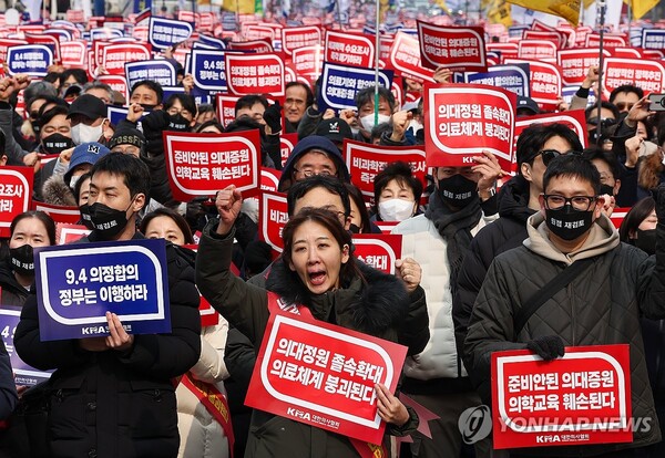 ▲ 지난 3일 오후 서울 여의도공원 옆 여의대로 인근에서 열린 의대정원 증원 및 필수의료 패키지 저지를 위한 전국의사 총궐기대회에서 참석자들이 관련 구호를 외치고 있다.ⓒ연합뉴스 제공