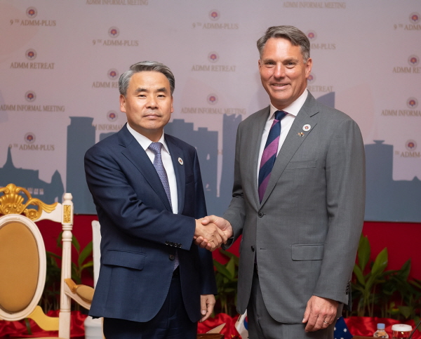 ▲ 2022년 11월 22일(현지시간) 이종섭 당시 국방부 장관이 캄보디아 시엠립에서 제9차 아세안 확대 국방장관회의를 계기로 참석한 리처드 말스 호주 부총리 겸 국방부장관과 양자회담을 하며 악수하고 있다.ⓒ국방부 제공, 뉴시스 사진