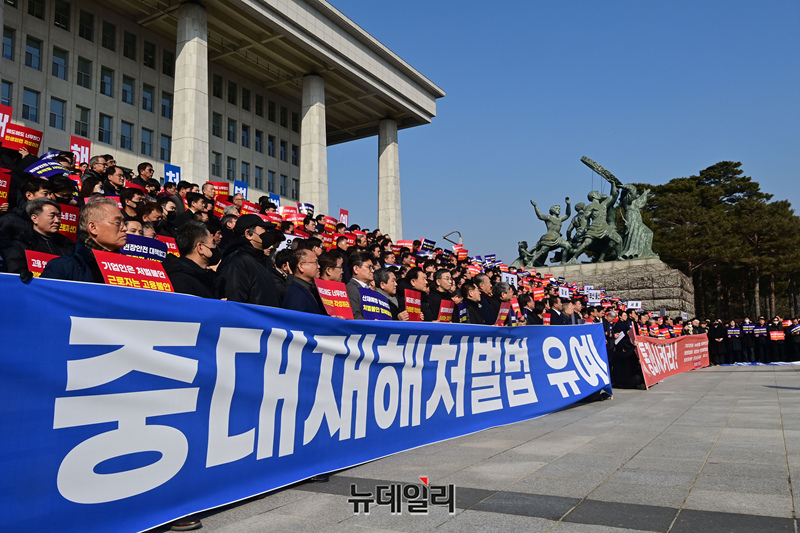 ▲ 손경식 경영자총연합회 회장과 김기문 중소기업중앙회 회장, 최승재 국민의힘 의원 등이 지난 1월 31일 국회 본관 앞에서 중대재해처벌법 유예를 촉구하는 전국 중소기업인 결의대회에 참석하고 있다. ⓒ뉴데일리