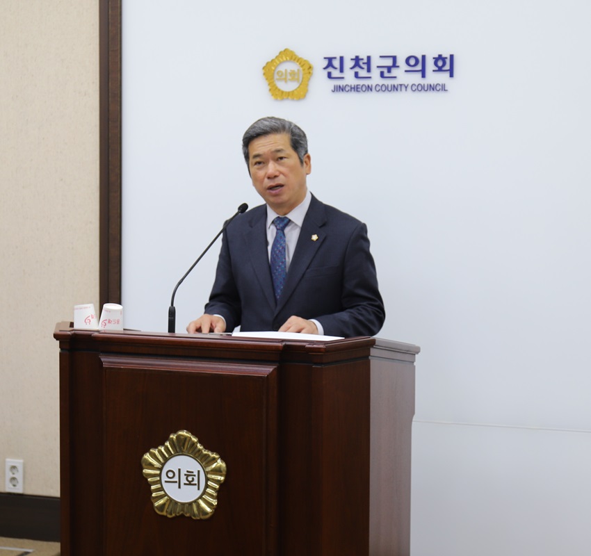 ▲ 이재명 의원이 4일 '진천군 택시운송사업 발전 지원 조례 일부개정조례안'을 발의하고 있다.ⓒ진천군