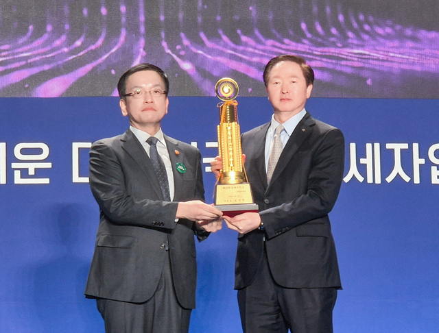 ▲ (왼쪽부터)최상목 경제부총리와 우기홍 대한항공 대표가 4일 오전 서울 중구 동대문디자인플라자에서 개최된 ‘제58회 납세자의 날’ 행사에서 기념촬영을 하고 있다. ⓒ대한항공