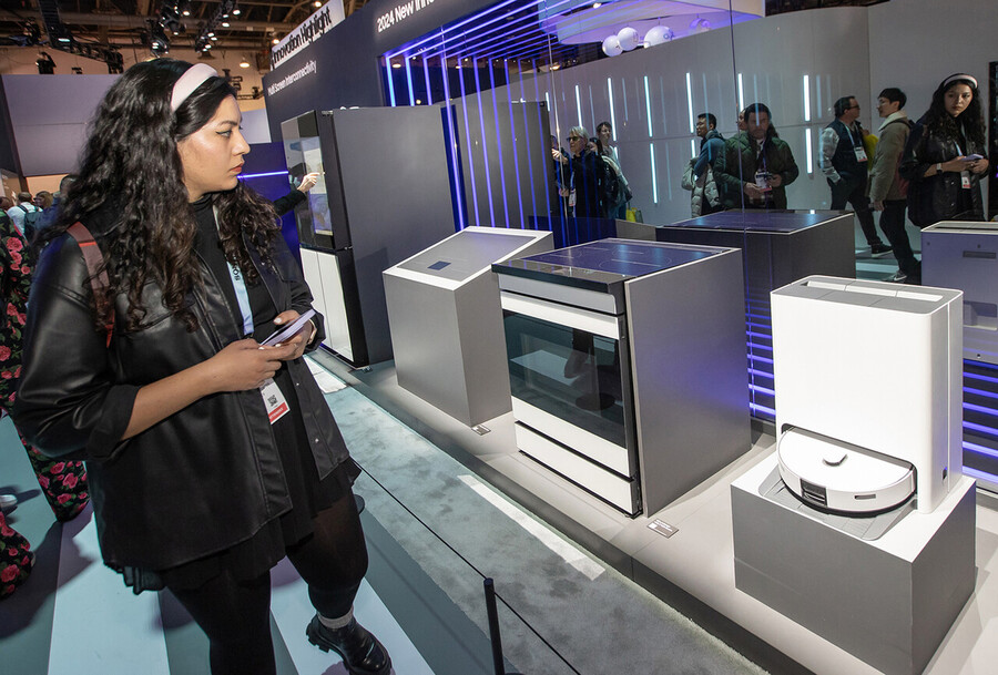 ▲ CES 2024이 열리고 있는 미국 라스베이거스 컨벤션 센터 삼성전자 전시관에서 관람객들이 '비스포크 제트 봇 콤보'를 구경하고 있다. ⓒ삼성전자