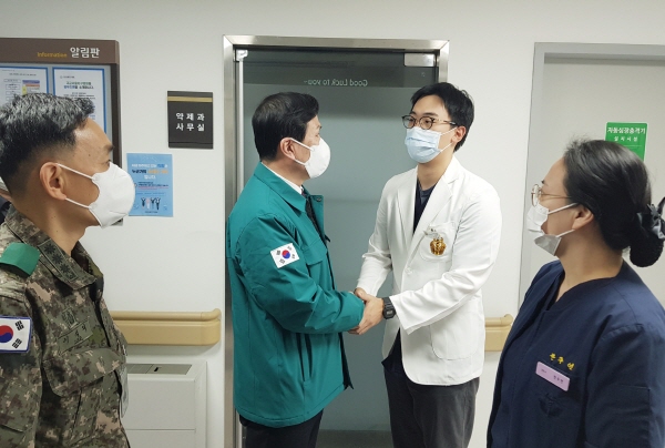 ▲ 김선호 국방부 차관(왼쪽 두 번째)이 군 비상진료체계 점검 및 군 의료인력 격려 차 지난 3일 서울 종로구 서울지구병원을 방문해 응급의학과 군의관(대위 신경훈)과 악수하며 격려하고 있다. ⓒ국방부 제공, 연합뉴스 사진