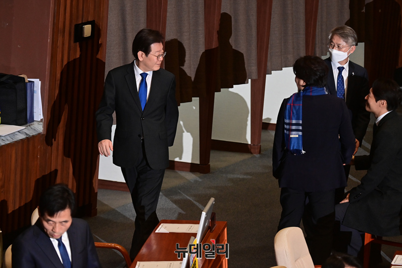 ▲ 이재명 더불어민주당 대표가 지난달 29일 오후 국회에서 열린 본회의에 참석해 투표를 마친 뒤 동료의원들과 대화를 나누고 있다. ⓒ이종현 기자