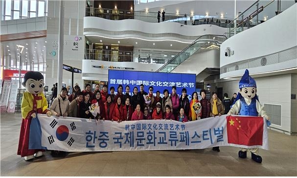 ▲ 3월 3일 인천에서 열린 한중 국제문화 페스티벌에 참석한 중국관광객들이 기념촬영을 하고 있다. ⓒ인천관광공사 제공