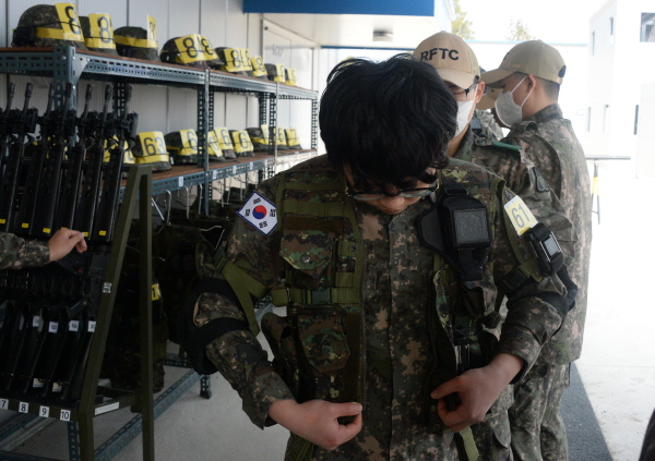 ▲ 예비군들이 시가지 전투 훈련에 앞서 마일즈 장비를 착용하고 있는 모습. ⓒ뉴시스 자료사진