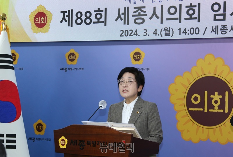 ▲ 이순열 세종시의회 의장이 4일 오후 임시회에 앞서 상임위원장들과 함께 브리핑하고 있다.ⓒ이길표 기자