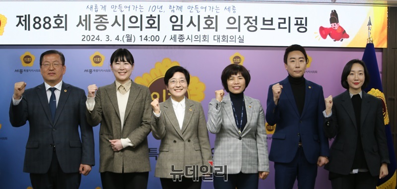 ▲ 4일 오후 임시회에 앞서 상임위원장들과 함께 브리핑하고 있다.ⓒ이길표 기자