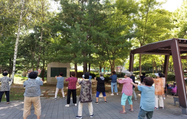 ▲ 용인시 수지구 상현공원에서 진행된 기체조 교실 모습. ⓒ용인시 제공