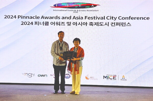 ▲ 부여군이 지난 29일 태국 파타야시에서 열린 ‘2024 피나클 어워즈 및 아시아 축제도시 컨퍼런스’에서 베스트 문화유산 프로그램 부문 수상을 하고 있다.ⓒ부여군