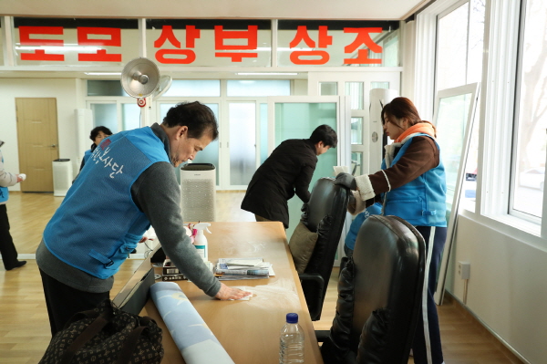 ▲ 김영호 통일부 장관과 직원들은 통일부 창설 55주년 기념식을 여는 대신 4일 탈북민 봉사단인 '위드 자원봉사단'(대표 김도정) 20명과 양천구 소재 경로당을 방문해 경로당 구석구석을 청소하고 있다. ⓒ통일부 제공