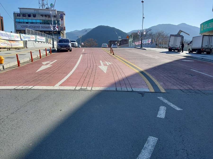 ▲ 청도군(군수 김하수)은 과선교 진입로인 왕복 4차로 30m에 도로 열선을 군 최초로 설치했다고 밝혔다.ⓒ청도군