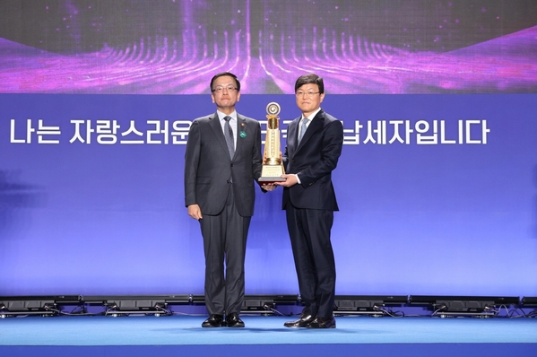 ▲ 최상목 부총리 겸 기획재정부 장관(왼쪽)과 김동중 삼성바이오로직스 경영지원센터장 부사장이 기념촬영을 하고 있다.ⓒ삼성바이오로직스 제공