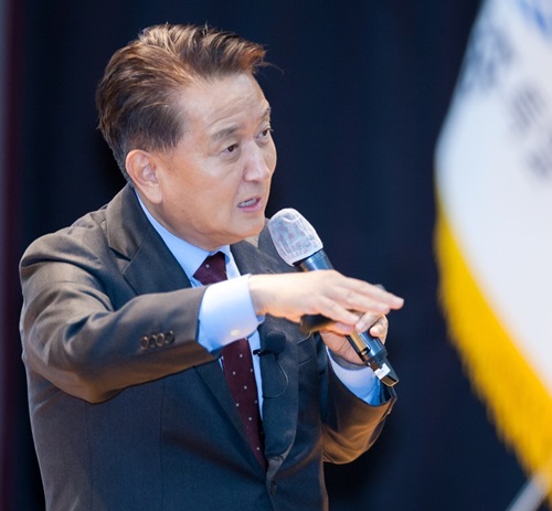 ▲ 김영환 충북지사가 4일 세종시청에서 전 직원을 대상으로 '한반도 중심에 칩을 꽂다'라는 이름으로 특강을 하고 있다.ⓒ세종시