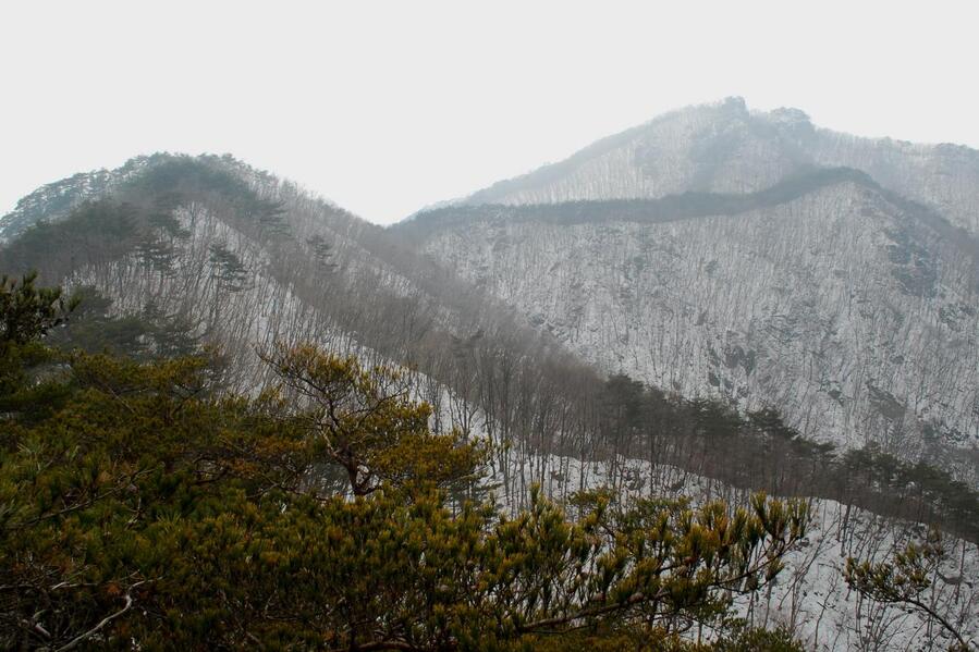 ▲ 형제봉으로 이어지는 능선.ⓒ진경수 山 애호가