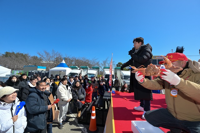▲ 관광객들이 영덕대게축제를 즐기고 있다.ⓒ영덕군