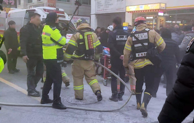 ▲ 장일 전 국민의힘 서울 노원을 당협위원장이 지난 2일 서울 영등포구 국민의힘 당사 앞에서 공천 탈락에 반발해 분신을 시도했다. 사진은 119 구급대원 등이 장 전 위원장을 병원으로 이송하는 모습. ⓒ연합뉴스