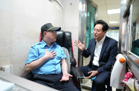 ▲ 오세훈 서울시장이 안심소득을 지원받고 있는 한 시민을 방문해 그간의 소회를 듣고 있다.ⓒ서울시